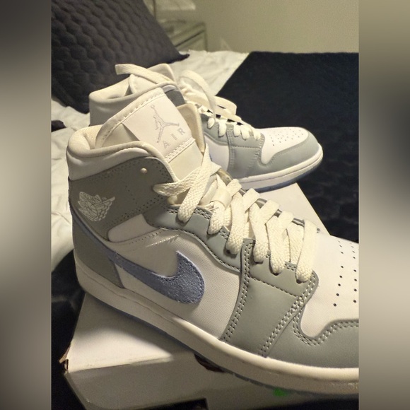 NEW WITH BOX NIKE Air Jordan 1 Midi - Women’s Size 8 - PRISTINE! - Picture 13 of 14